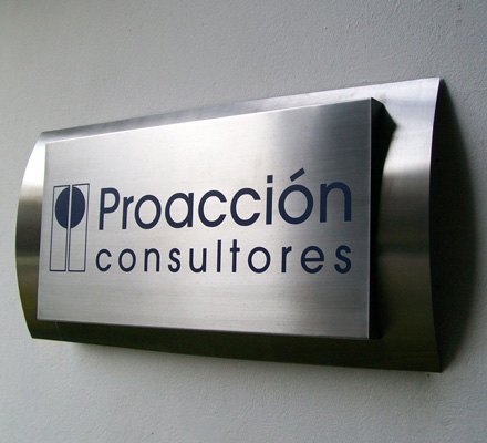 Letrero con identidad corporativa para interiores